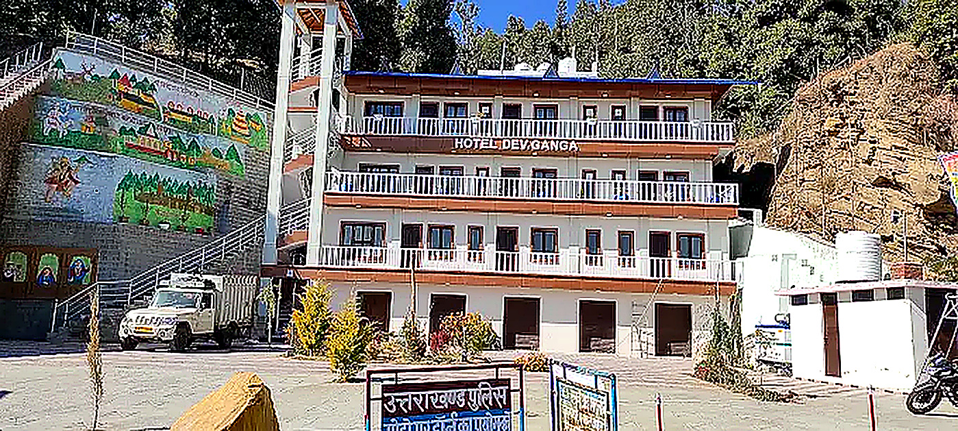 Mountain courtyard view Hotel Dev Ganga Shaharfatak