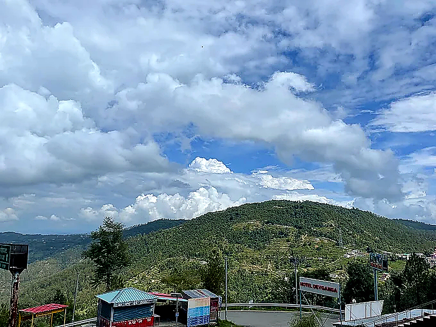sea of clouds and Himalayan valley view pahadi mountain stay