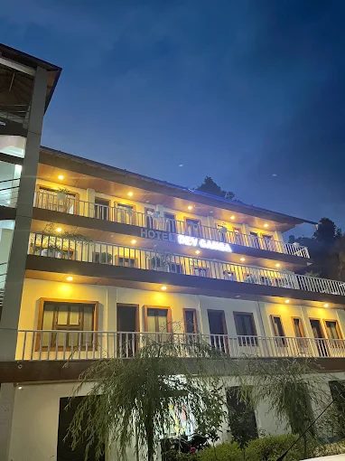 cozy wooden mountain hotel room with red accents Hotel Dev Ganga
